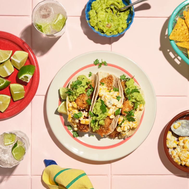 Frasiga kycklingtacos med creamed corn och färdig guacamole. Snabblagat, krämigt och perfekt till fredagsmyset. Anpassa styrkan med jalapeño!
